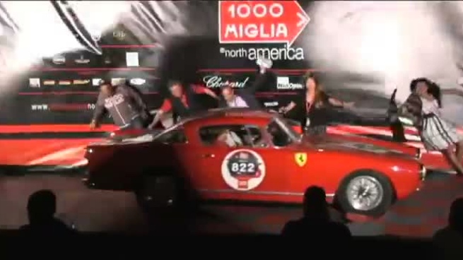 Un Ferrari tira al suelo a cinco presentadores a la vez