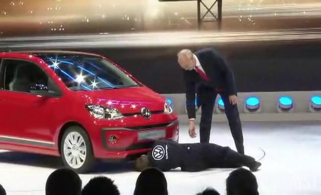 Espontaneo interrumpe la presentación Volkswagen