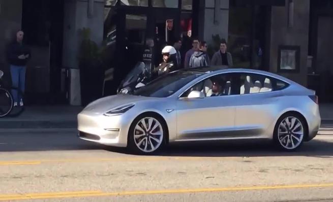 Primer vídeo del Tesla Model 3 en la calle