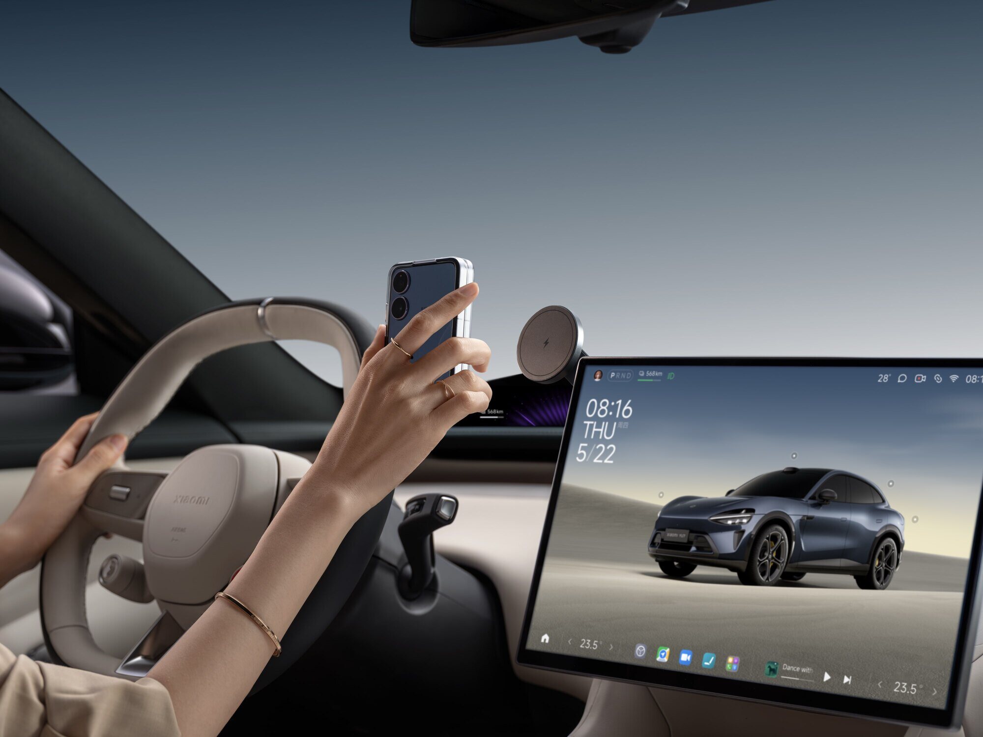 Volante y pantalla del Xiaomi YU7