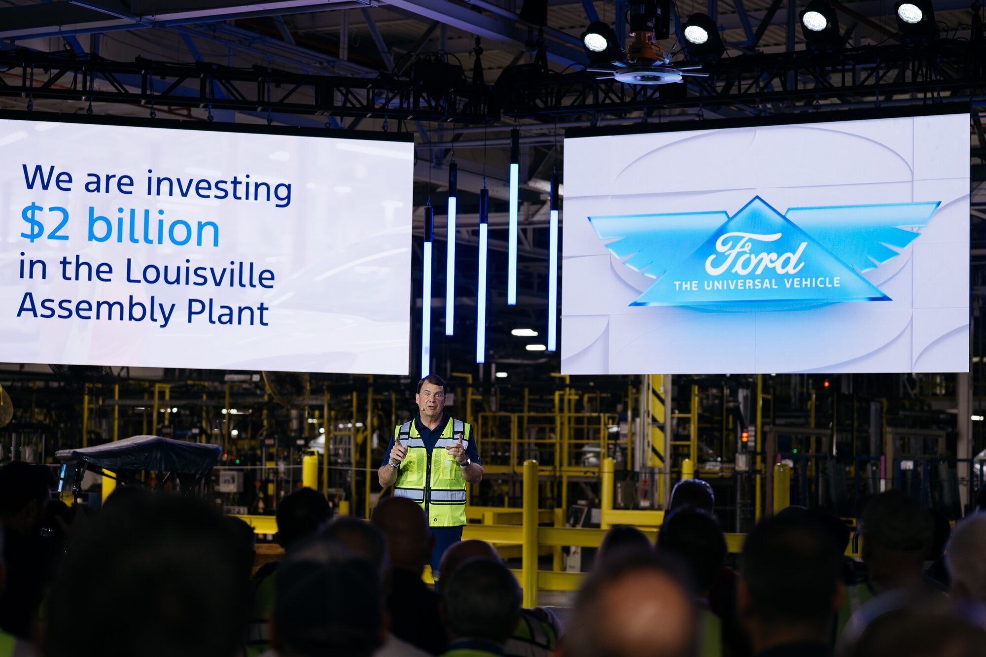 El CEO de Ford, Jim Farley, presentando a medios y empleados la nueva estrategia de la compañía
